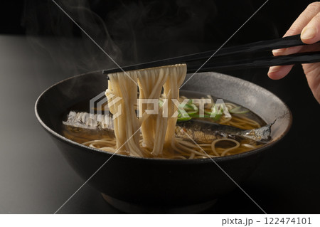 ゆげのたった鰊そばを箸で持ち上げる ゆげのたった鰊そばを箸で持ち上げる 122474101