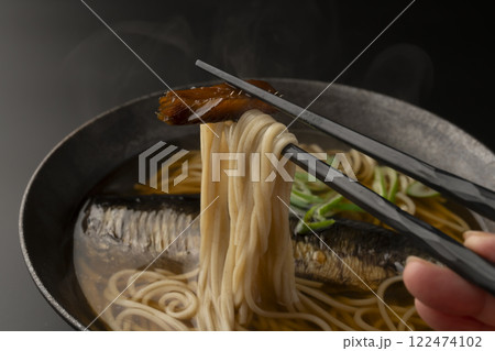 ゆげのたった鰊そばを箸で持ち上げる ゆげのたった鰊そばを箸で持ち上げる 122474102