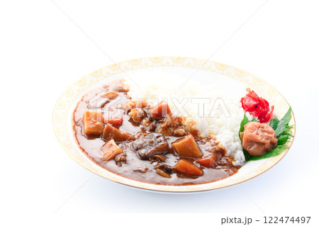 カレーライス （ 白背景 ）梅干しと福神漬けを添えて 122474497
