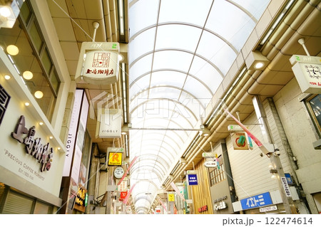 東京品川区にある武蔵小山商店街 122474614