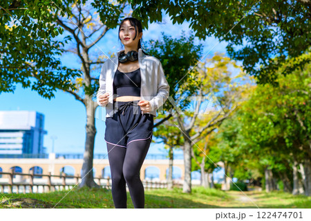 木漏れ日の道をウォーキングするかっこいい女性 ポージング ダイエット 散歩 運動 トリミングアップ 木漏れ日の道をウォーキングするかっこいい女性 ポージング ダイエット 散歩 運動 トリミングアップ 122474701