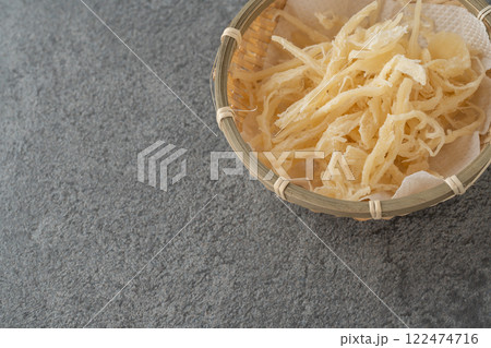 グレーの背景にソフトさきいか グレーの背景にソフトさきいか 122474716