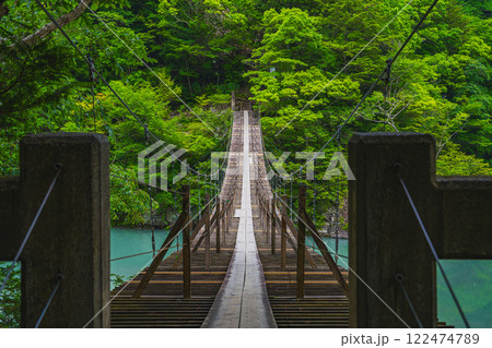 川根本町にある寸又峡の夢のつり橋の風景(静岡県) 122474789