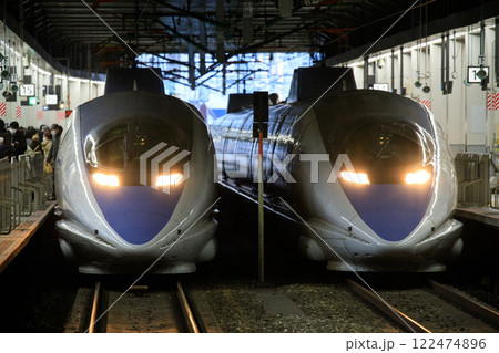 博多駅で並ぶ新幹線500系電車（JR西日本） 122474896