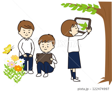 外でタブレットを使って学習をする子供たち 122474997