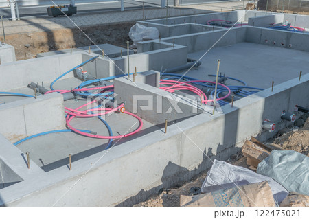 建築現場　給水・給湯配管と基礎コンクリート 122475021