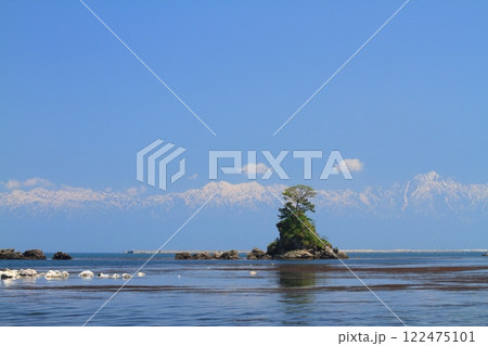 (とやまビューポイント)雨晴海岸からの冠雪の立山連峰　5月 122475101