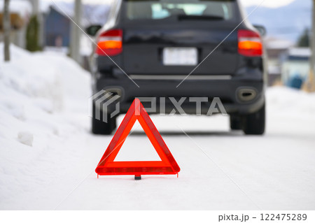 故障車と三角停止板 故障車と三角停止板 122475289