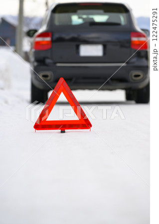 故障車と三角停止板 122475291