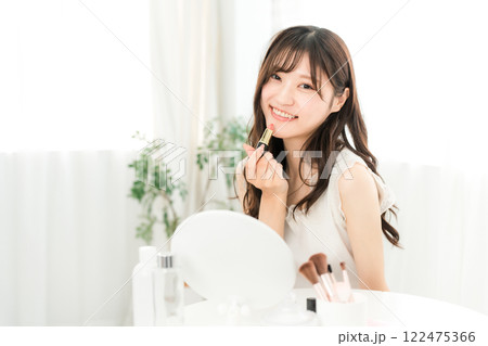 メイクをする若いアジア人女性(口紅・ルージュ・グロス・リップ) メイクをする若いアジア人女性(口紅・ルージュ・グロス・リップ) 122475366