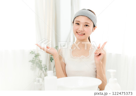 家で洗顔フォーム・洗顔料を使って泡洗顔をする若いアジア人女性 家で洗顔フォーム・洗顔料を使って泡洗顔をする若いアジア人女性 122475373
