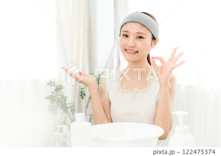 家で洗顔フォーム・洗顔料を使って泡洗顔をする若いアジア人女性 家で洗顔フォーム・洗顔料を使って泡洗顔をする若いアジア人女性 122475374