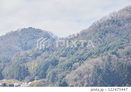 冬枯れの山　雪　田舎 122475447