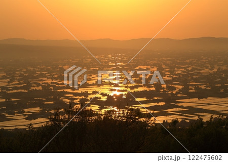 (とやまビューポイント)水田に映る、砺波平野の「散居村」夕陽の絶景! 5月 (とやまビューポイント)水田に映る、砺波平野の「散居村」夕陽の絶景! 5月 122475602