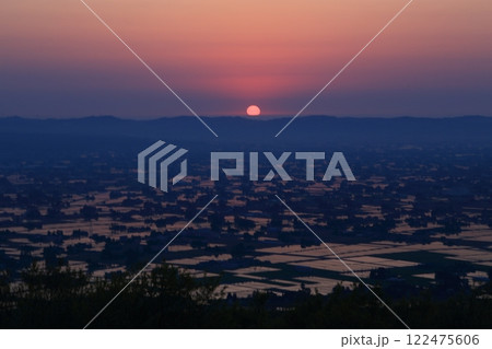 (とやまビューポイント)水田に映る、砺波平野の「散居村」夕陽の絶景! 5月 (とやまビューポイント)水田に映る、砺波平野の「散居村」夕陽の絶景! 5月 122475606