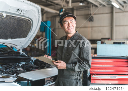 自動車のエンジンルームをチェックする自動車整備士・受け入れ検査(車検・定期点検) 自動車のエンジンルームをチェックする自動車整備士・受け入れ検査(車検・定期点検) 122475954