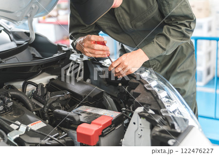 エンジンルームで作業する自動車整備士の手元 エンジンルームで作業する自動車整備士の手元 122476227