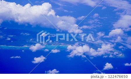 飛行機から見た雲海の合間に見える海岸線 飛行機から見た雲海の合間に見える海岸線 122476650