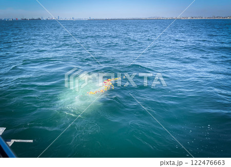 海での散骨式 122476663