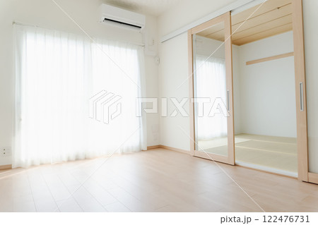 マンション室内リフォーム後　リビングと和室　内装イメージ　白　白木風　モダン　ナチュラル　おしゃれ 122476731