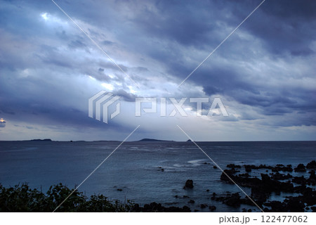 ＜五島の風景＞荒天の鐙瀬溶岩海岸 122477062