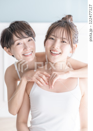 透明感のある女性親子のビューティーポートレート 122477127