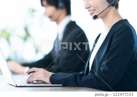 コールセンターで電話を受ける女性スタッフ　顔なし 122477131