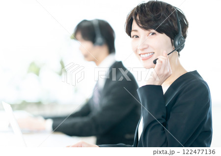 コールセンターで電話を受ける女性スタッフ コールセンターで電話を受ける女性スタッフ 122477136
