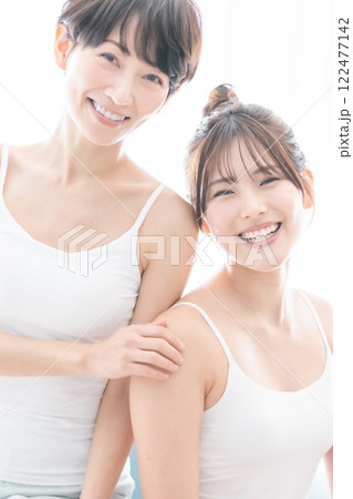 透明感のある女性親子のビューティーポートレート 122477142