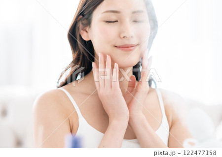 美顔スチーマーを頬に当てる美意識が高い若い女性 122477158