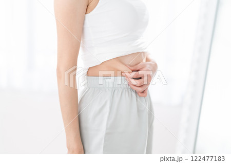 ウエストお肉をつまむ若い女性 ウエストお肉をつまむ若い女性 122477183