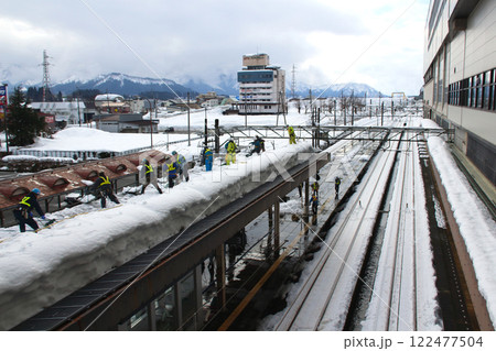 上越線浦佐駅ホーム屋根上の人力除雪:雪降ろし(新潟県南魚沼市) 上越線浦佐駅ホーム屋根上の人力除雪:雪降ろし(新潟県南魚沼市) 122477504