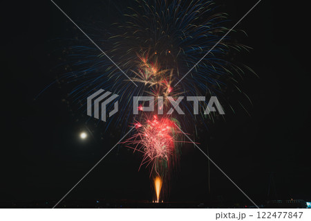 焼津市の焼津漁港で開催された焼津海上花火大会の夜空に咲く花火(静岡県) 焼津市の焼津漁港で開催された焼津海上花火大会の夜空に咲く花火(静岡県) 122477847