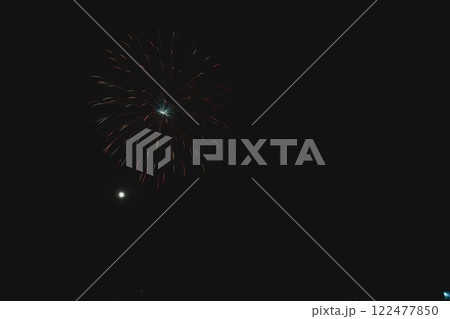 焼津市の焼津漁港で開催された焼津海上花火大会の夜空に打ちあがる花火(静岡県) 122477850