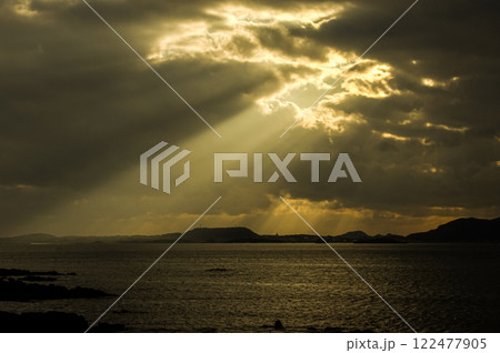 ＜五島夜明け＞鐙瀬付近の日の出と水光 122477905