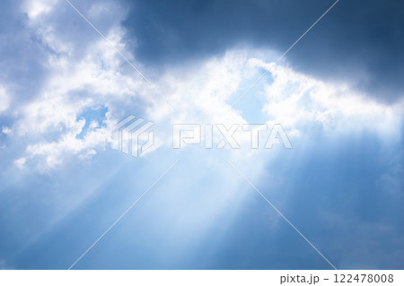 雲の合間から光がさす様子 雲の合間から光がさす様子 122478008