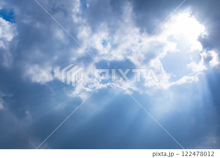 雲の合間から光がさす様子、葉書比率 雲の合間から光がさす様子、葉書比率 122478012