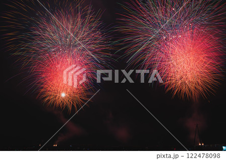 焼津市の焼津漁港で開催された焼津海上花火大会の夜空に咲く花火(静岡県) 焼津市の焼津漁港で開催された焼津海上花火大会の夜空に咲く花火(静岡県) 122478098