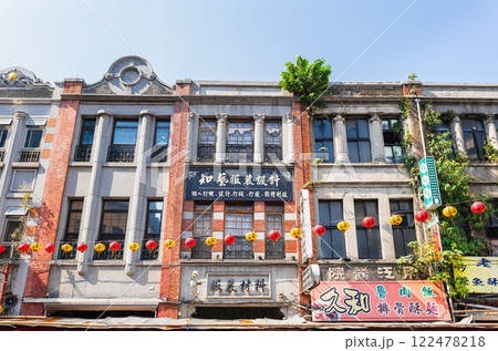 台北　レトロモダンな建物が並ぶ迪化街 122478218