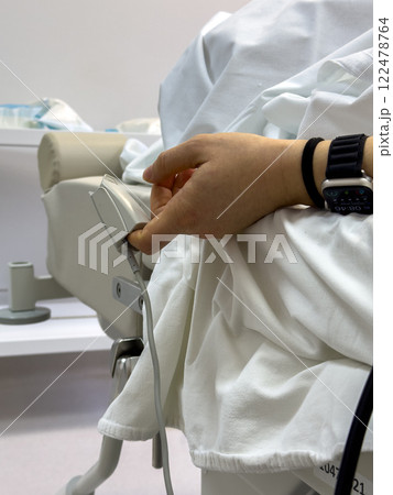 Patient with Pulse Oximeter in Hospital Setting Patient with Pulse Oximeter in Hospital Setting 122478764