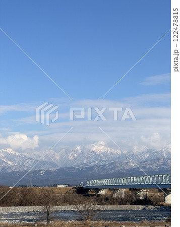 常願寺川の河川敷から見た冬の立山連邦(1月 ※富山県 富山市) 常願寺川の河川敷から見た冬の立山連邦(1月 ※富山県 富山市) 122478815