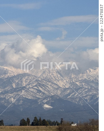 冬の立山連邦と手前の道路を走る車(1月 ※富山県 富山市) 冬の立山連邦と手前の道路を走る車(1月 ※富山県 富山市) 122478837
