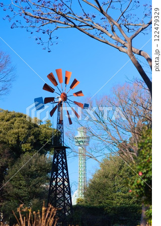 港の見える丘公園フランス山地区の風車の塔とマリンタワー 港の見える丘公園フランス山地区の風車の塔とマリンタワー 122479329