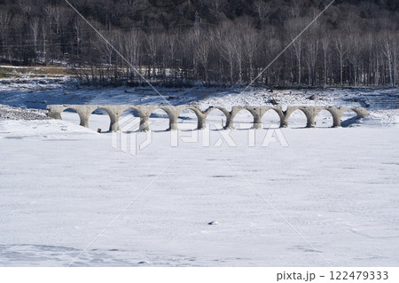 全面凍結した糠平湖のタウシュベツ川橋梁展望台からタウシュベツ川橋梁を望む 全面凍結した糠平湖のタウシュベツ川橋梁展望台からタウシュベツ川橋梁を望む 122479333