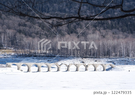 全面凍結した糠平湖のタウシュベツ川橋梁展望台からタウシュベツ川橋梁を望む 122479335