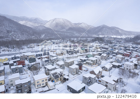 雪が降る住宅街（空撮） 122479410