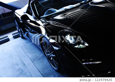 ツヤツヤの黒いオープンカー 122479420