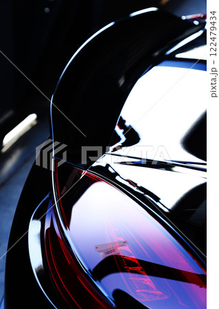 ツヤツヤの黒いスポーツカーのテールランプ ツヤツヤの黒いスポーツカーのテールランプ 122479434