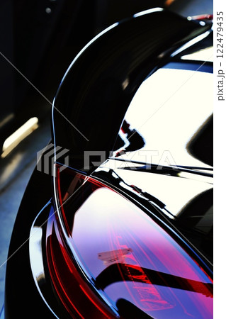 ツヤツヤの黒いスポーツカーのテールランプ 122479435