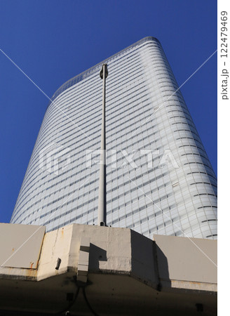電通本社ビルと街灯 122479469